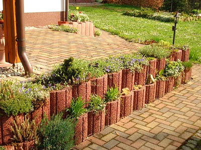 Betonpflaster mit Pflanzkörben